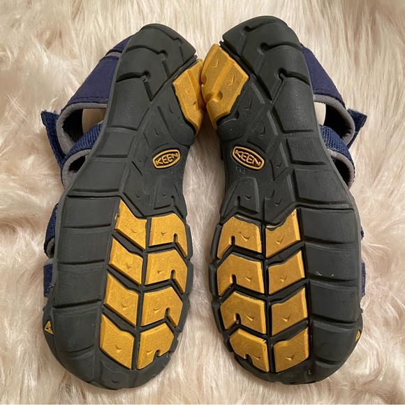 NWOB Boys Keen Sandals - Picture 2 of 2